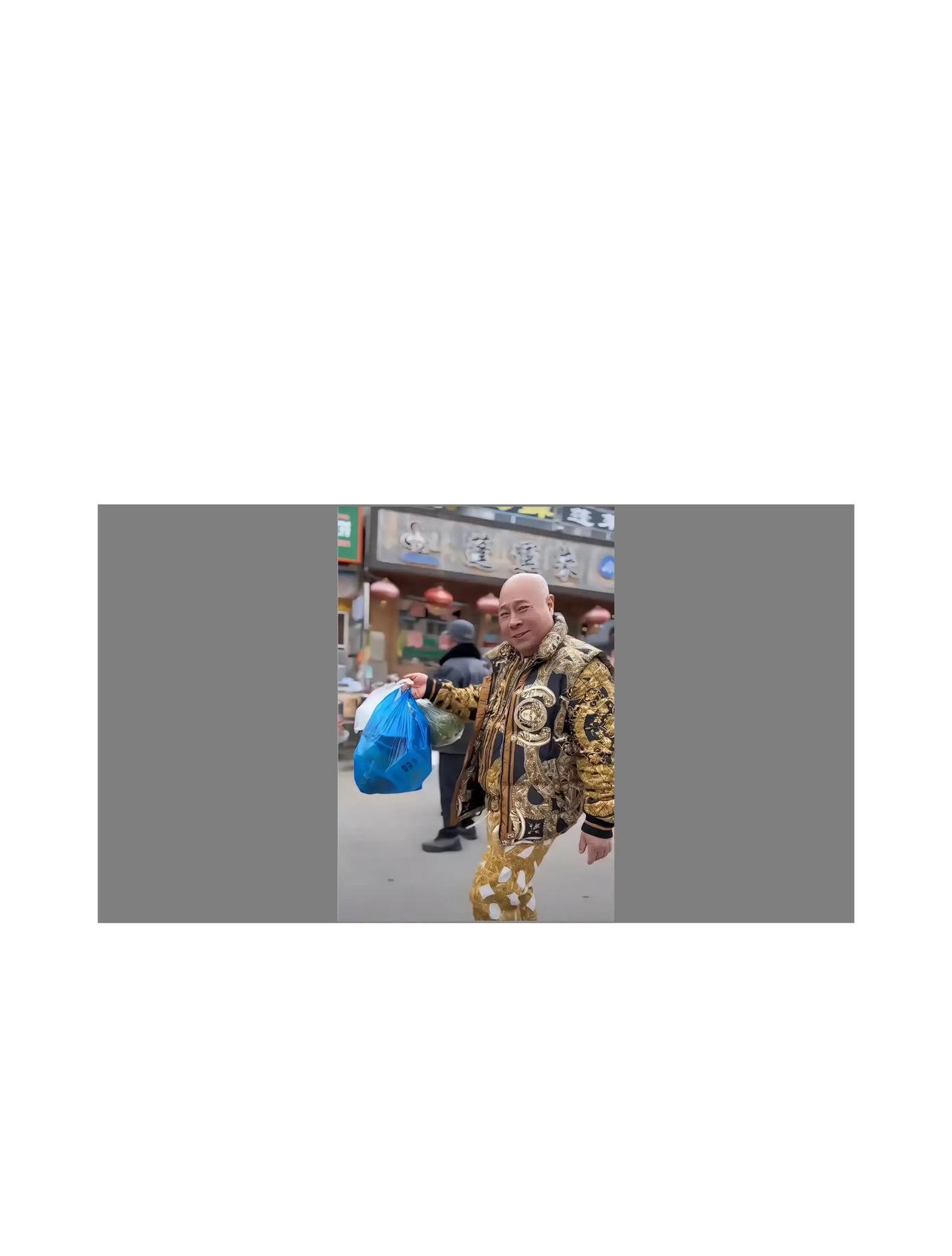 北京街头，顶级老炮李宝敏披3万块范思哲金袍蹲地自洗爱车，这接地气反差直接戳爆眼球