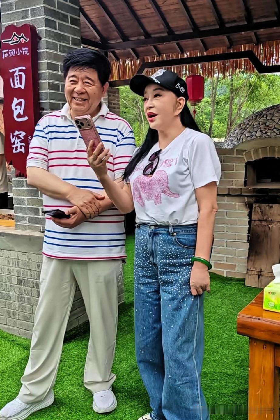 刘晓庆抵达山西长治参与宣传活动，与她一同受邀的还有歌唱家王洁实，二人皆是八十年代