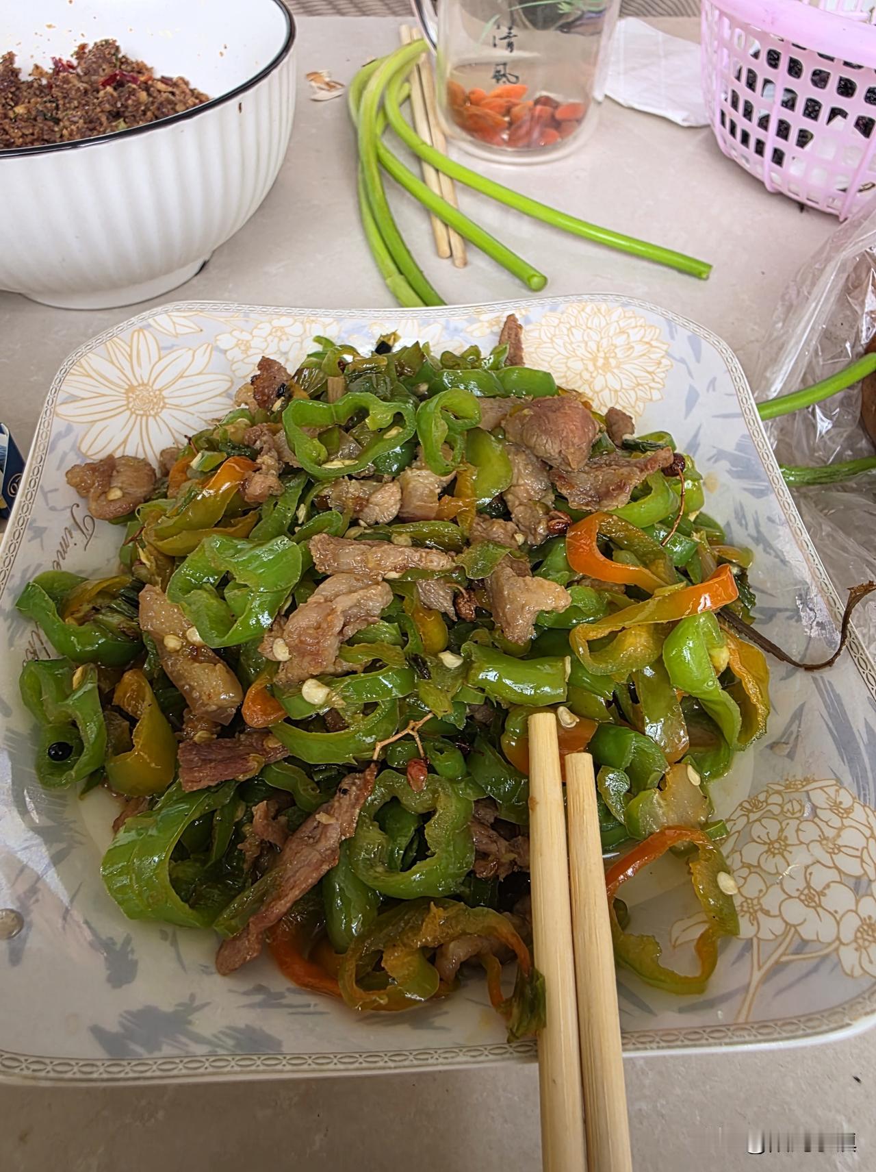看到老娘吃饭，想起一句歇后语……

明明有馅饼有粽子，哪一个都比煎饼软和，可偏偏