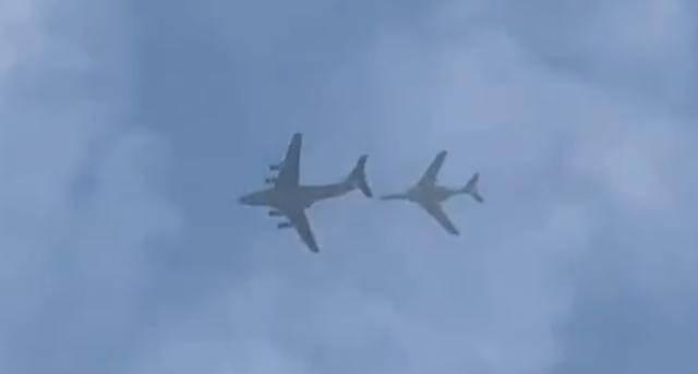 。

轰-6N空中加油，解放军两大兵种接连亮剑，美台需清醒
最近解放军两大兵种动