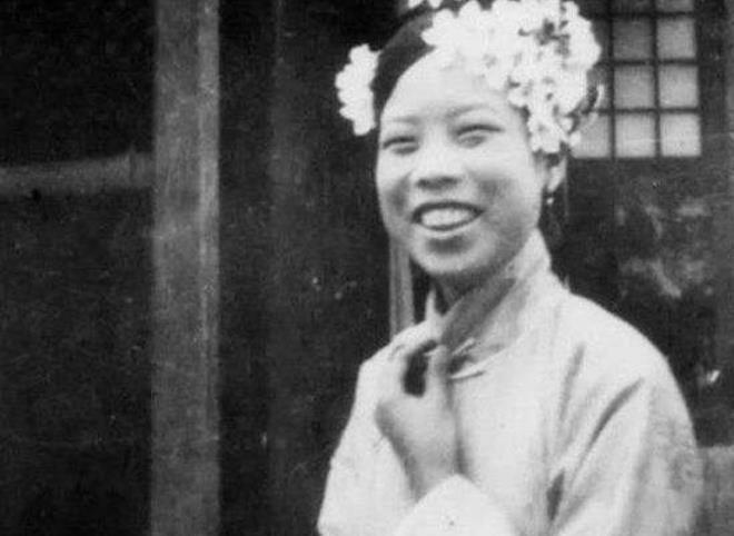 1922年，北京城里有这么一件事。 
 
溥仪大婚，除了皇后，还得另选一位妃子。