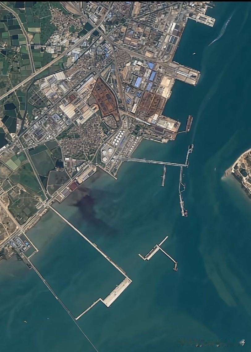 广东湛江港的建设蜕变。在上世纪80年代的时候，湛江港还只是沿着海岸线简单的进行建