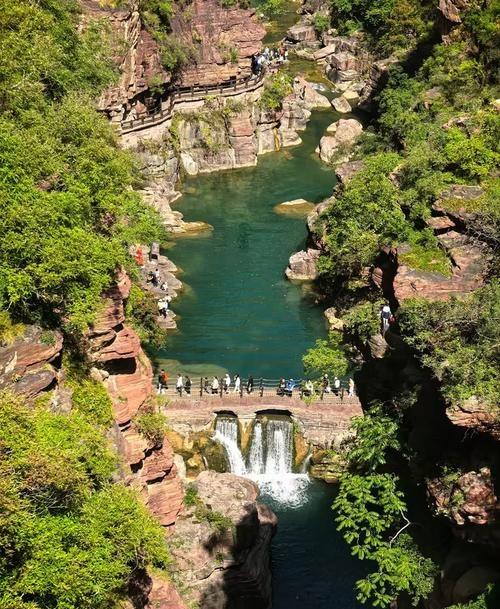 上联：山海关前观山海，求下联！

我的下联：云台山顶瞰云台

完整对联如下：
