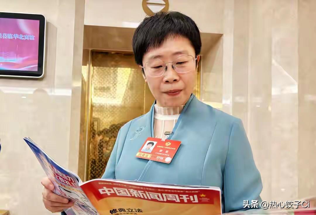 记者问政协委员蒙曼老师，如果让你说一说，最符合黑龙江气质的诗，或者是您能不能创作