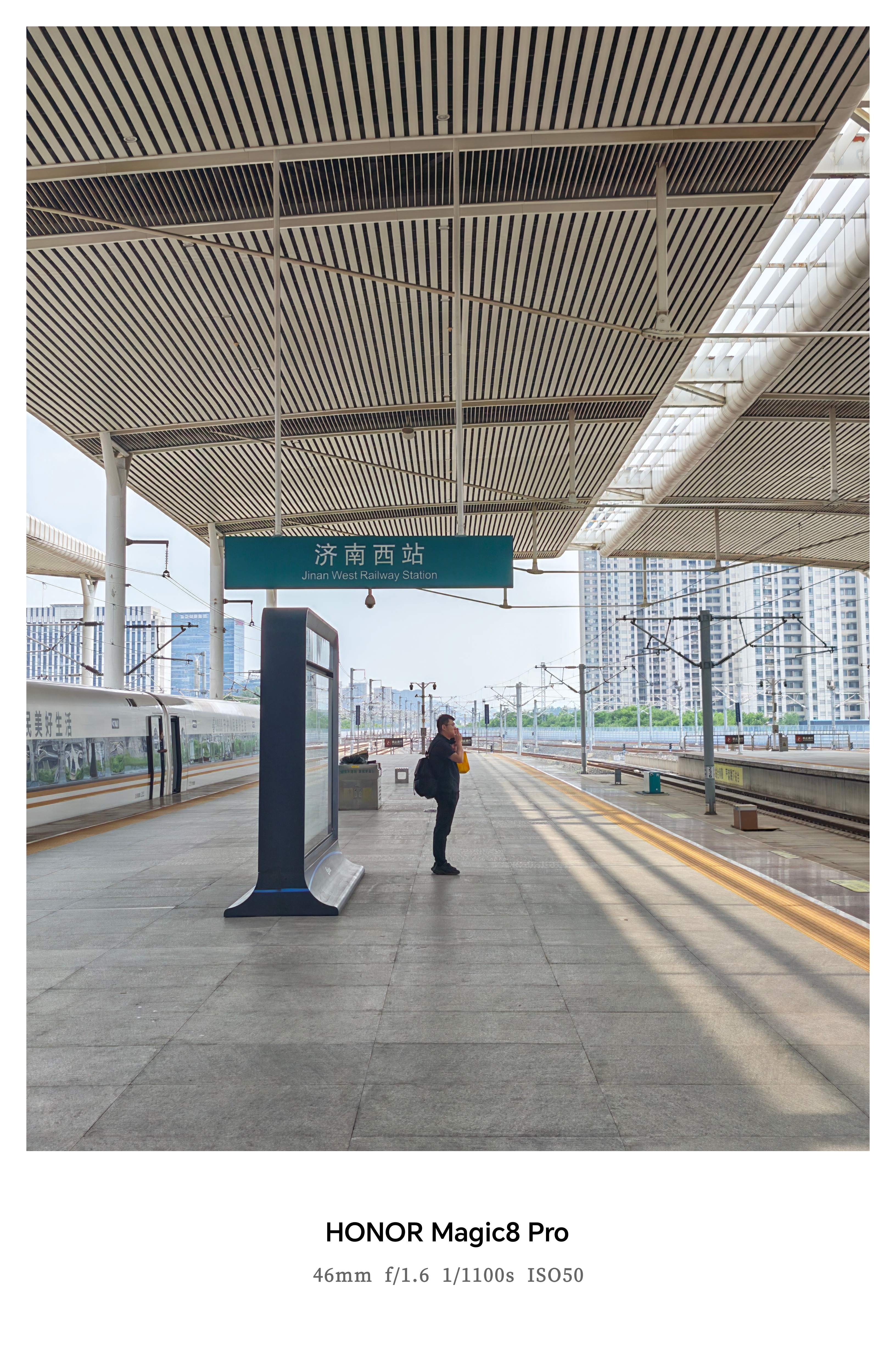 在济南西站换乘，这个吸烟🚬的大哥，有一种莫名的孤独感