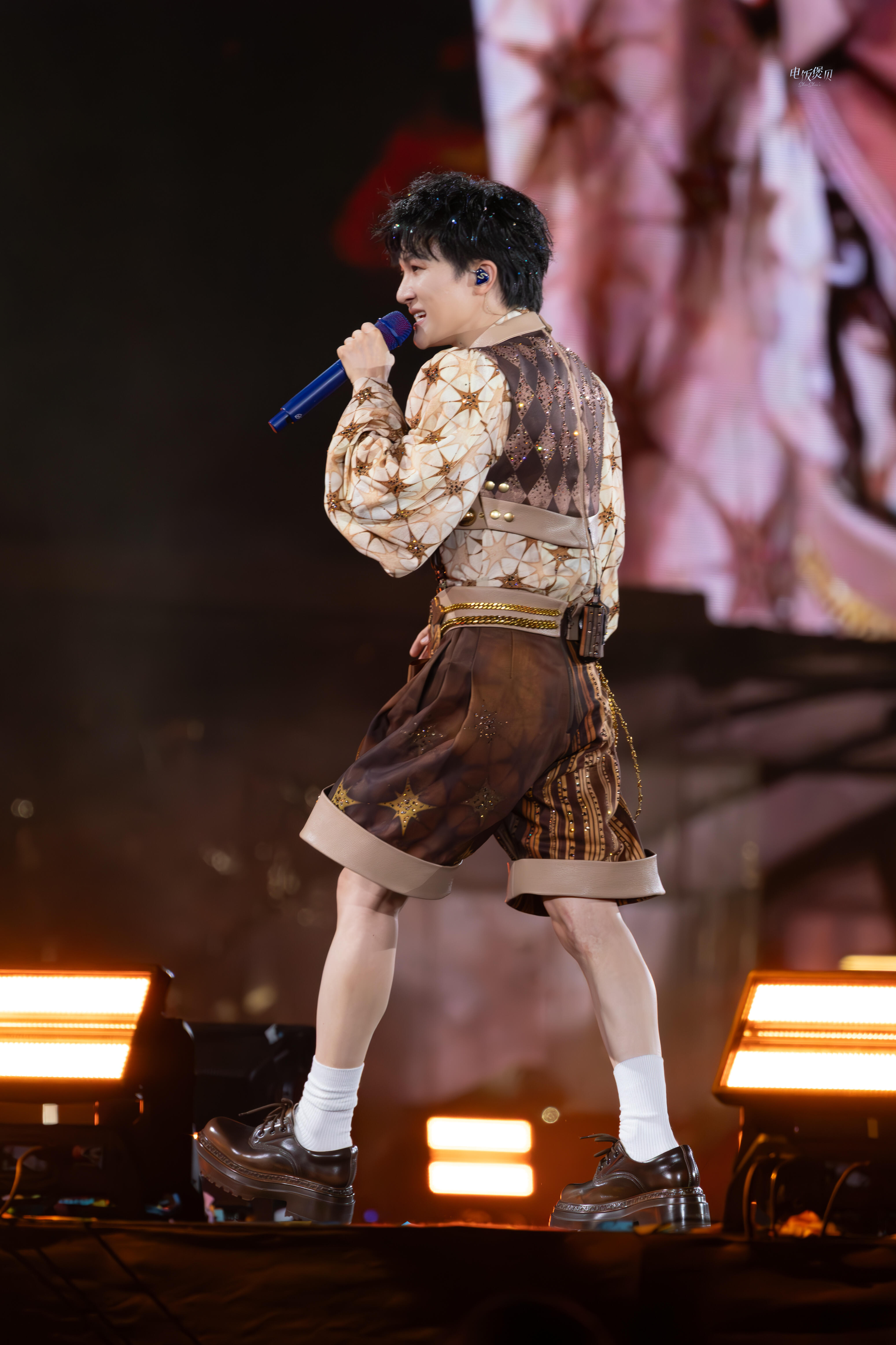 恨海情天赛道迎来了最权威的周深周深be神曲上新恨海情天赛道终于等到周深！《复刻回