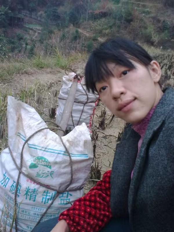 真的很怀念以前，

日子虽然很苦，但是很开心，

家人也都在身边