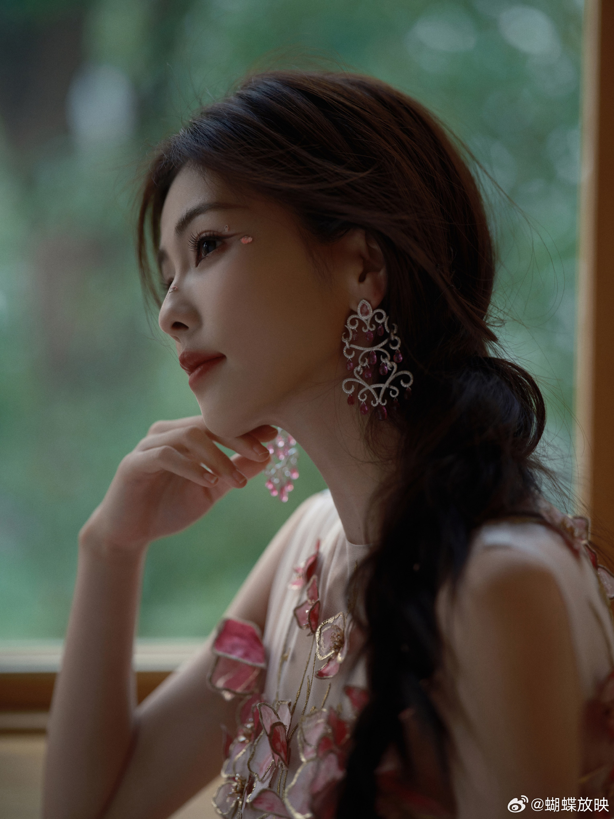 白鹿[超话]  白鹿 花仙子 白鹿最近是要上天吗，怎么这么高产？花仙子绝美啊，春