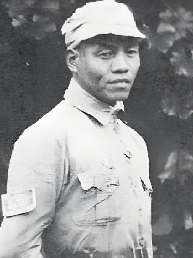 1933年，红九军军长何畏拔出手枪，枪口直顶周希汉的脑门，"砰砰砰砰砰"——连开