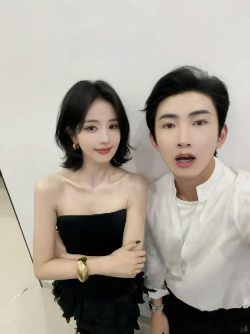 杨亘探班白鹿杨亘探班白鹿！杨亘探班白鹿开到茶蘼