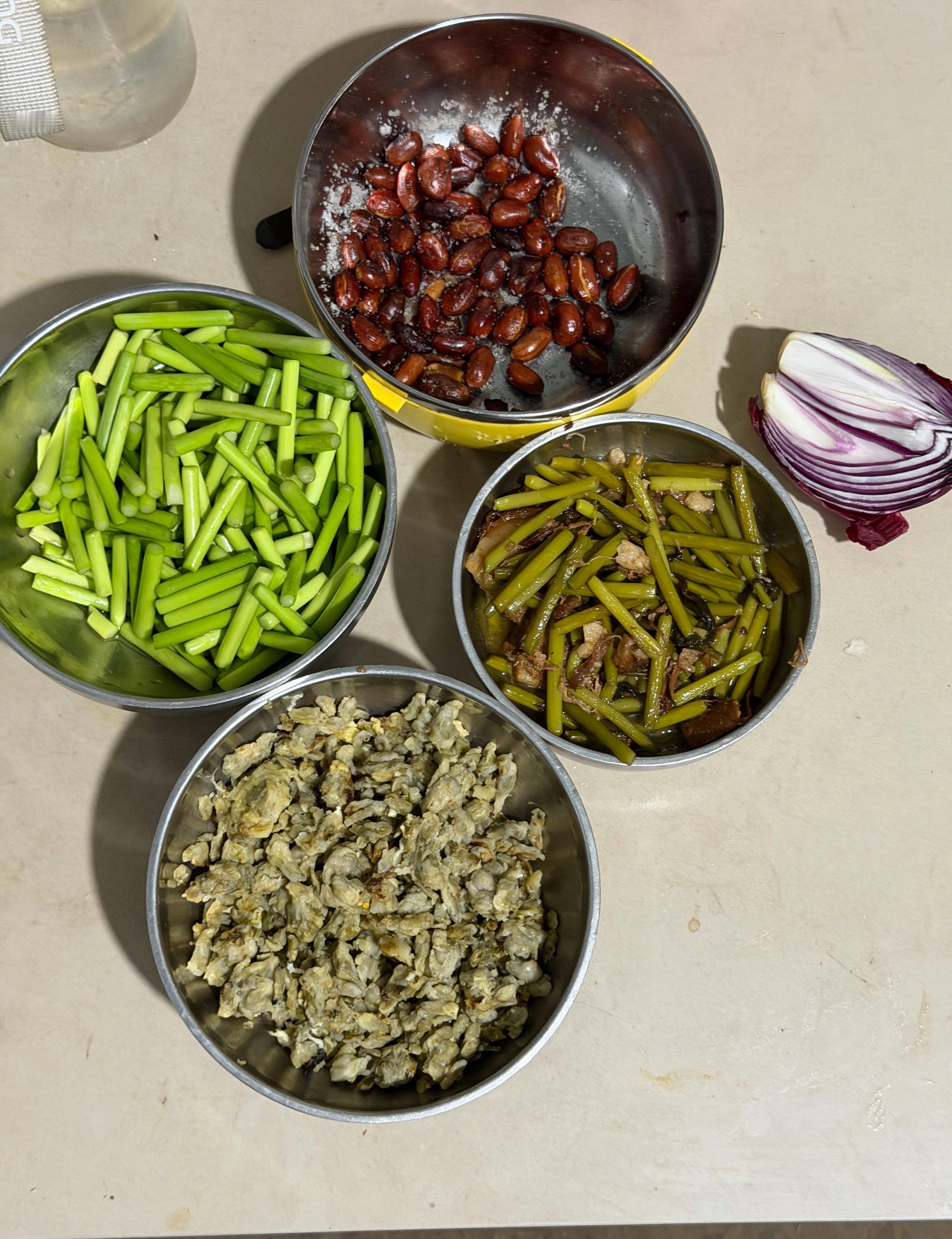 这几天的菜系很稳定，蒜苔炒鸡蛋、蒜苔炒肉、凉拌蒜苔，还有生吃蒜苔，看见蒜苔我头疼