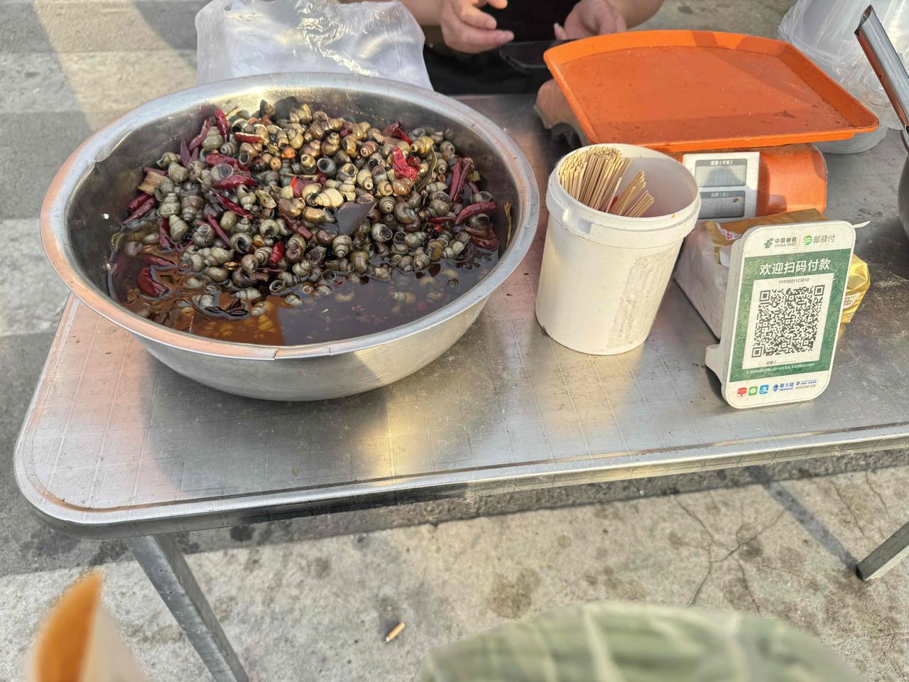 我买份田螺，但摊主却让我等一会儿，看到他做的事儿，我有点鄙视。

下午我去菜市场