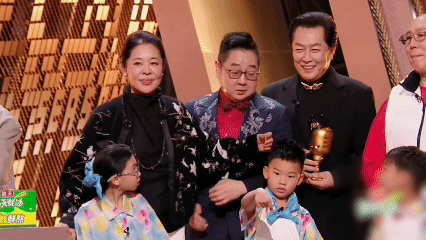 老一辈人录节目偷感好重 台上吐槽激烈，台下老一辈“偷感”满满，这反差让节目超有看