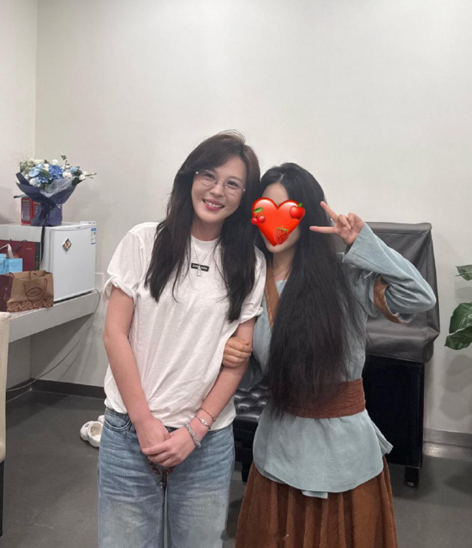 李金铭与网友合照 前两天有网友在舞台剧后台偶遇李金铭，两人还一起合照留念，美嘉看