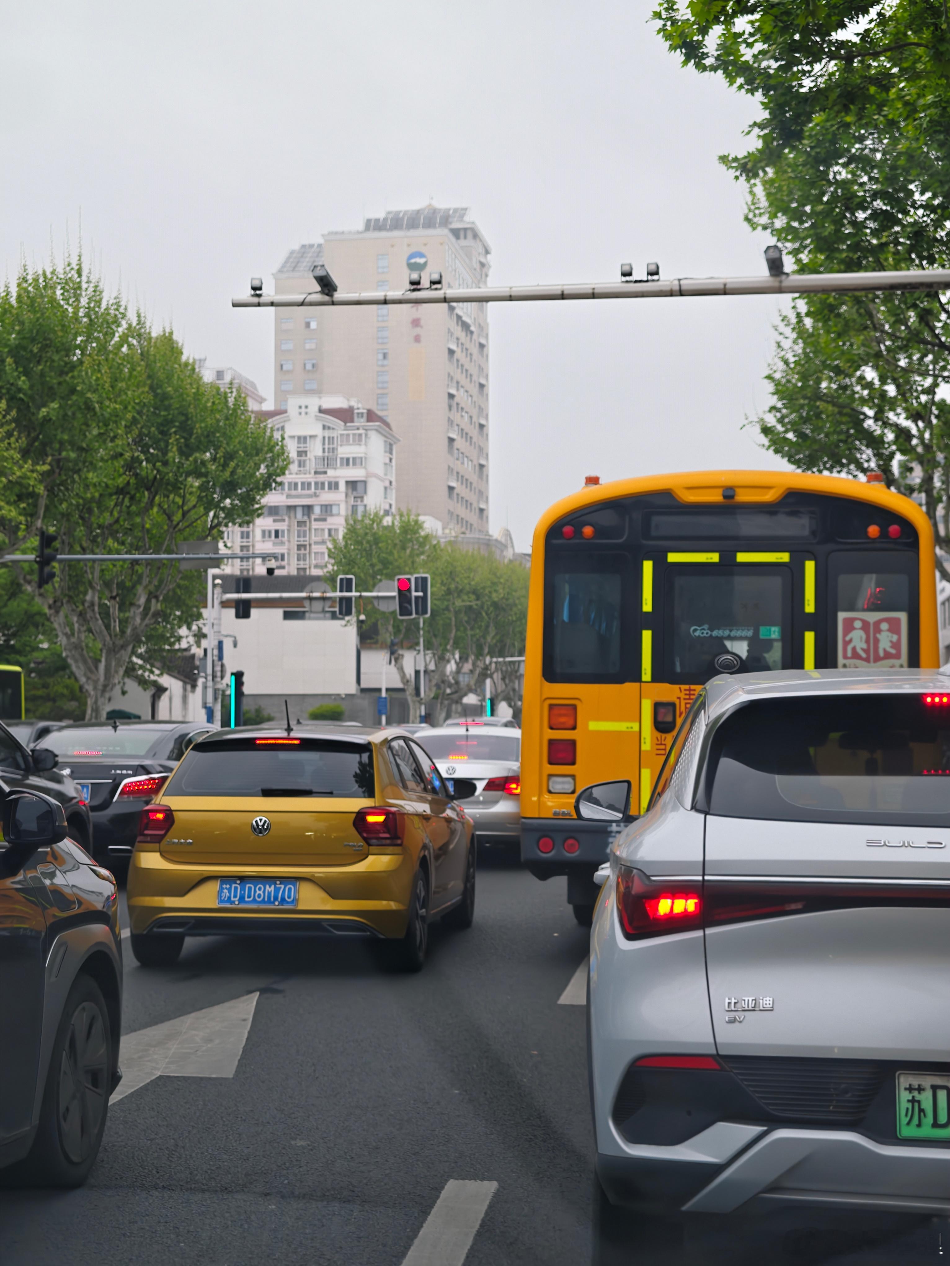 周一的早晨，习惯性的节目就是堵车
