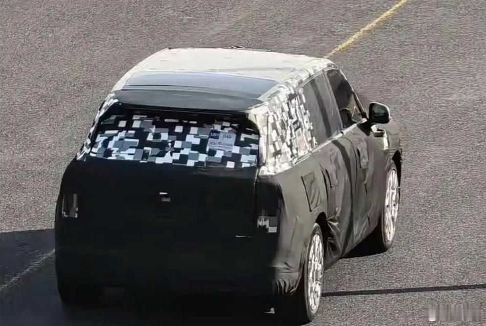 尊界旗下全新SUV的路试谍照曝光。目前仅能看出新车的整体轮廓还是十分大气稳重的，