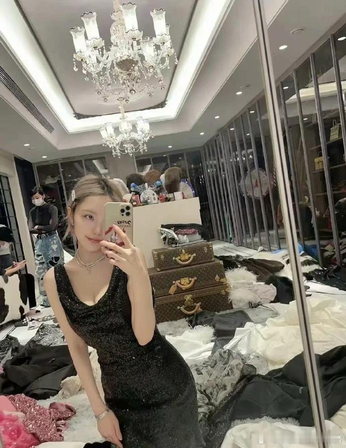 周扬青的衣柜是真大，但也是真乱，感觉这些品牌包包在她眼里就是白菜价 