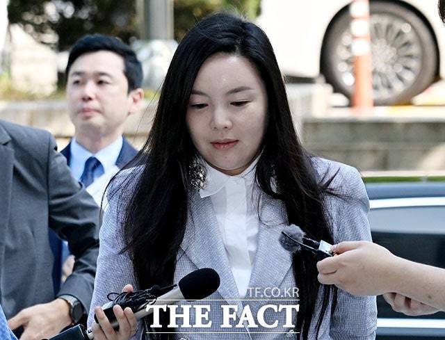 One Hundred车佳元今日前往首尔中央地方法院，接受拘留前嫌疑人讯问。据调