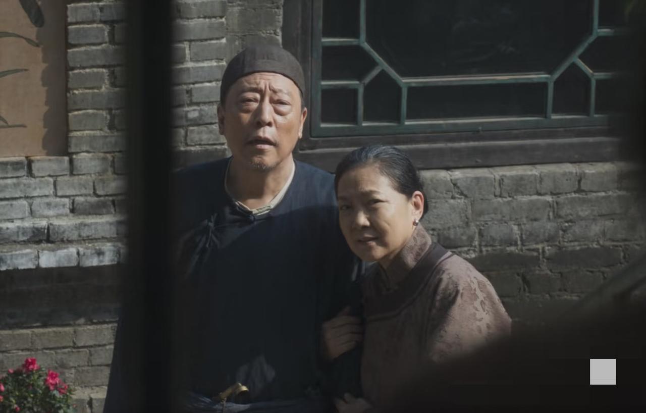 生万物：三个隐藏的结局你看懂了吗？
一是铁头最终与银子走到了一起。
二是宁学祥与