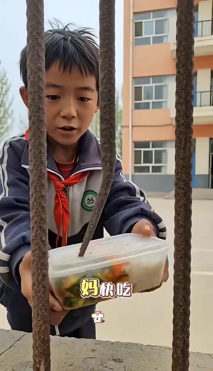 小小的善良，大大的爱。
这一幕看哭无数网友。妈快吃，把唯一的热饭留给妈妈，懂事的