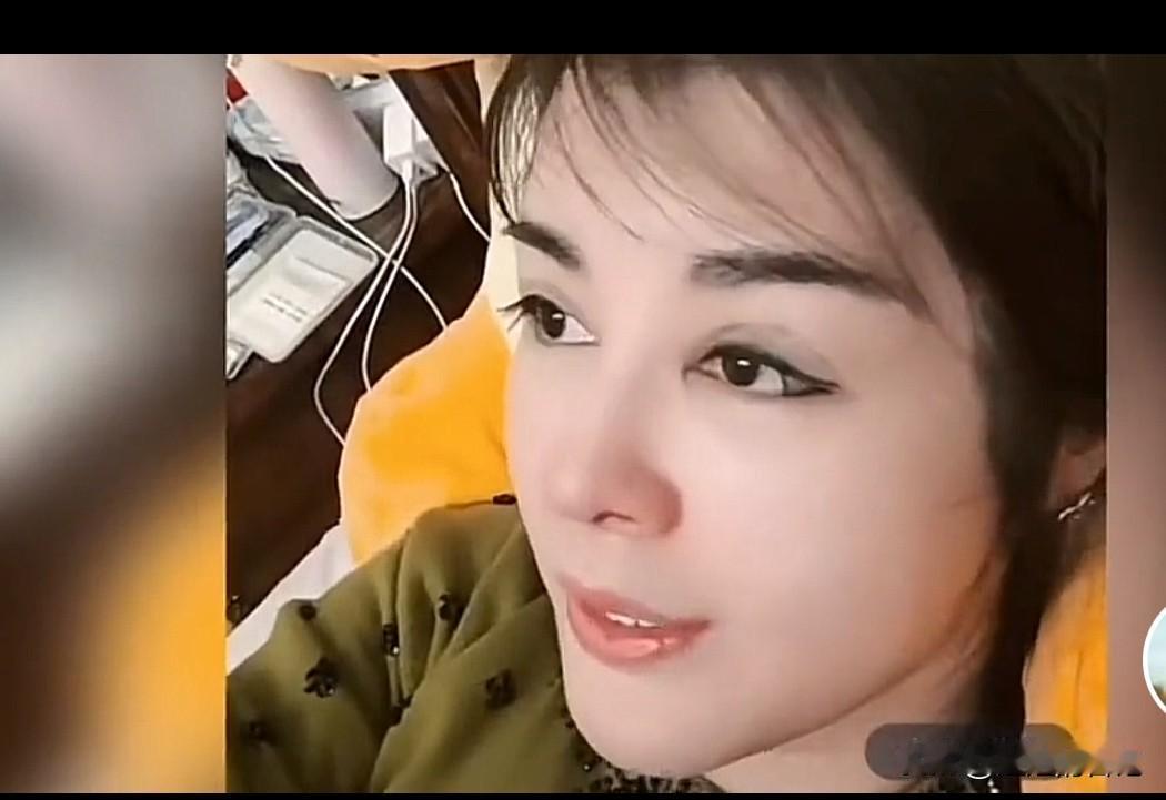 粉丝问于文红，为啥答应跟罗兰多结婚，又甩了人家。
于文红说“一，他表现不好，二，