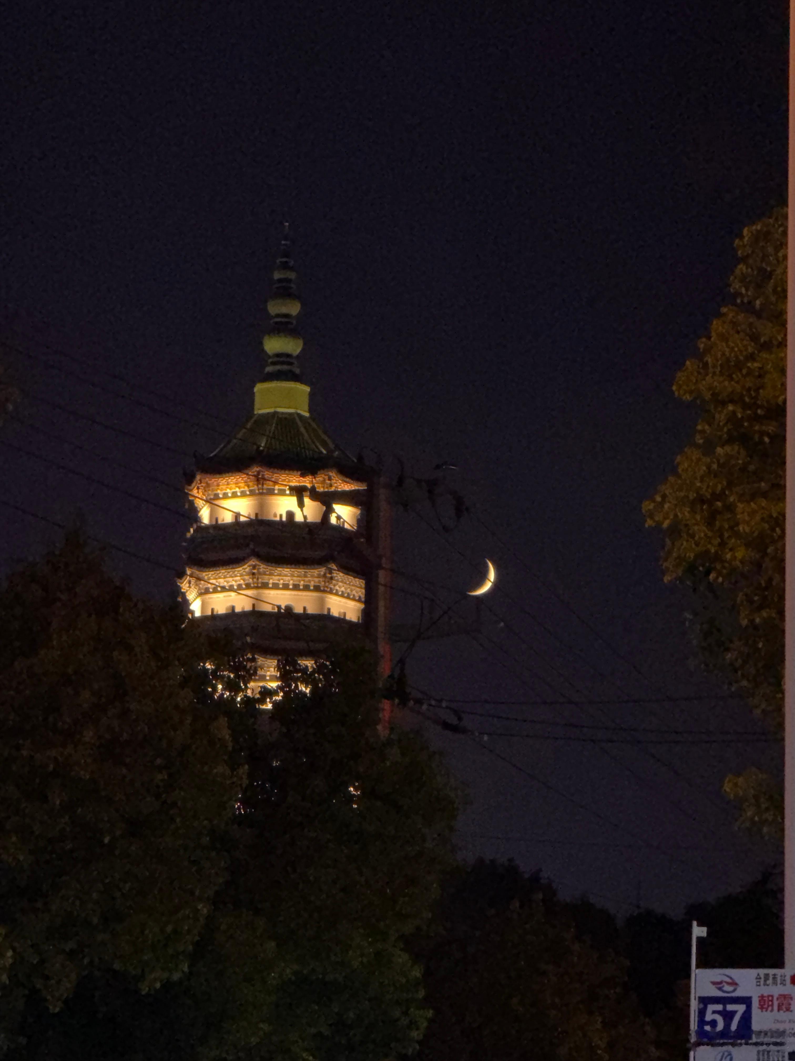 所有人抬头看 今晚的月亮好像月亮🌙 