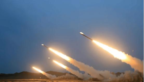 既然开打了，就别想什么“点到为止”！中日之间没有平局，只有生与死。我们不会给右翼