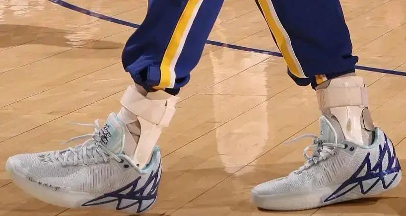 库里用圣诞夜的18次打铁，换来了安踏官网搜索暴涨300%。
这不是手感冰冷，这是