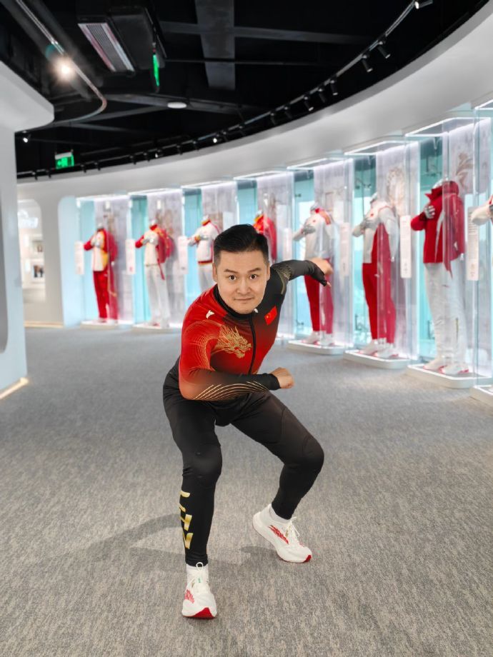 贺炜不说足球改练短道了 谁能想到，陪伴我们走过无数足球不眠夜的诗意解说天花板贺炜