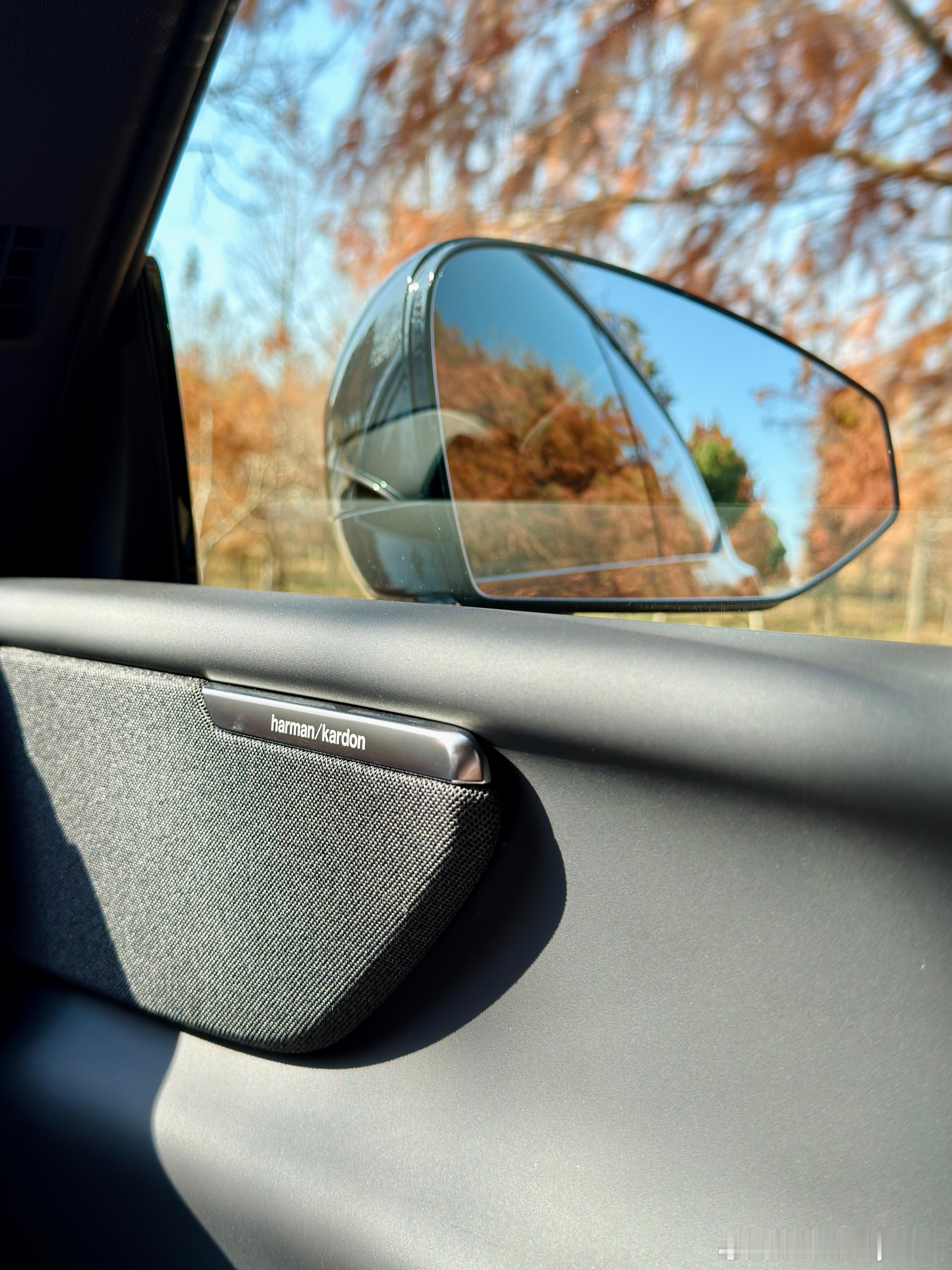 无边框外后视镜真是个好东西，好看还实用，建议所有的厂商都装上，忘掉电子外后视镜吧