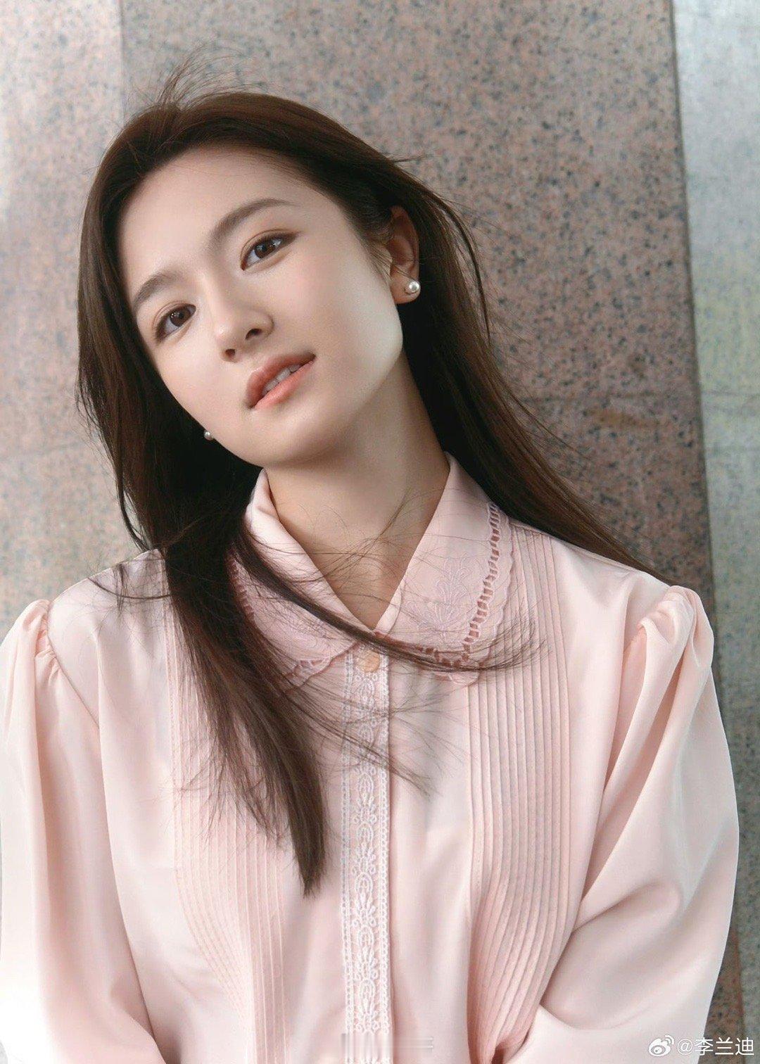 李兰迪海岛舒服日志杀青发布节奏李兰迪、刘昊然主演的电视剧《海岛舒服日志》终于要杀