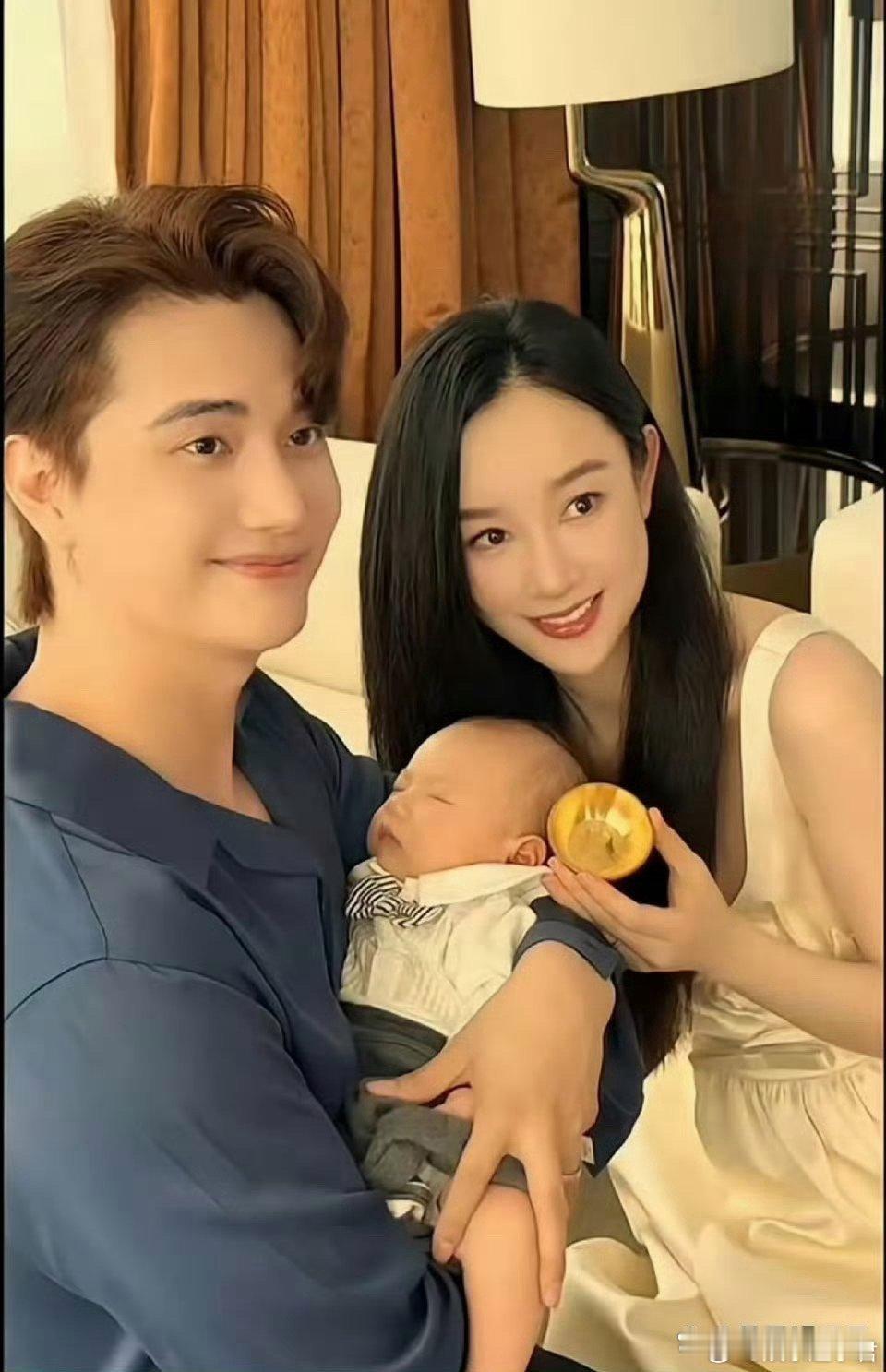 张檬小五在一起六年没有分开过一天张檬直播被粉丝问道：“你俩越来越像是天天接吻吗？