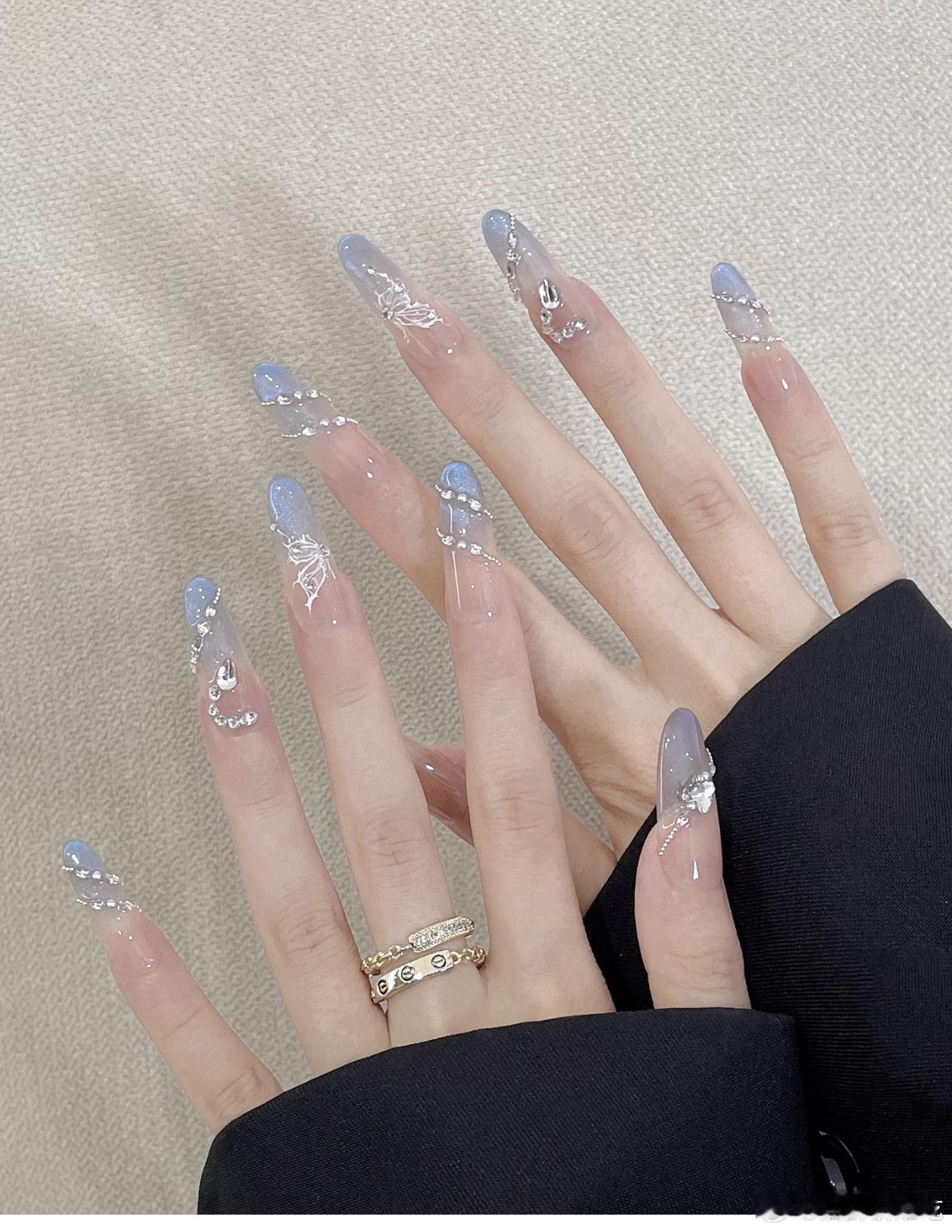 昨天去做了这款美甲，好看，就是太长了影响打字，一直打错