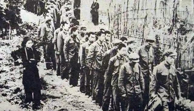 1979年，俘虏交换后，200多名战士终于回到祖国。他们刚刚跨过边境线，广州军区
