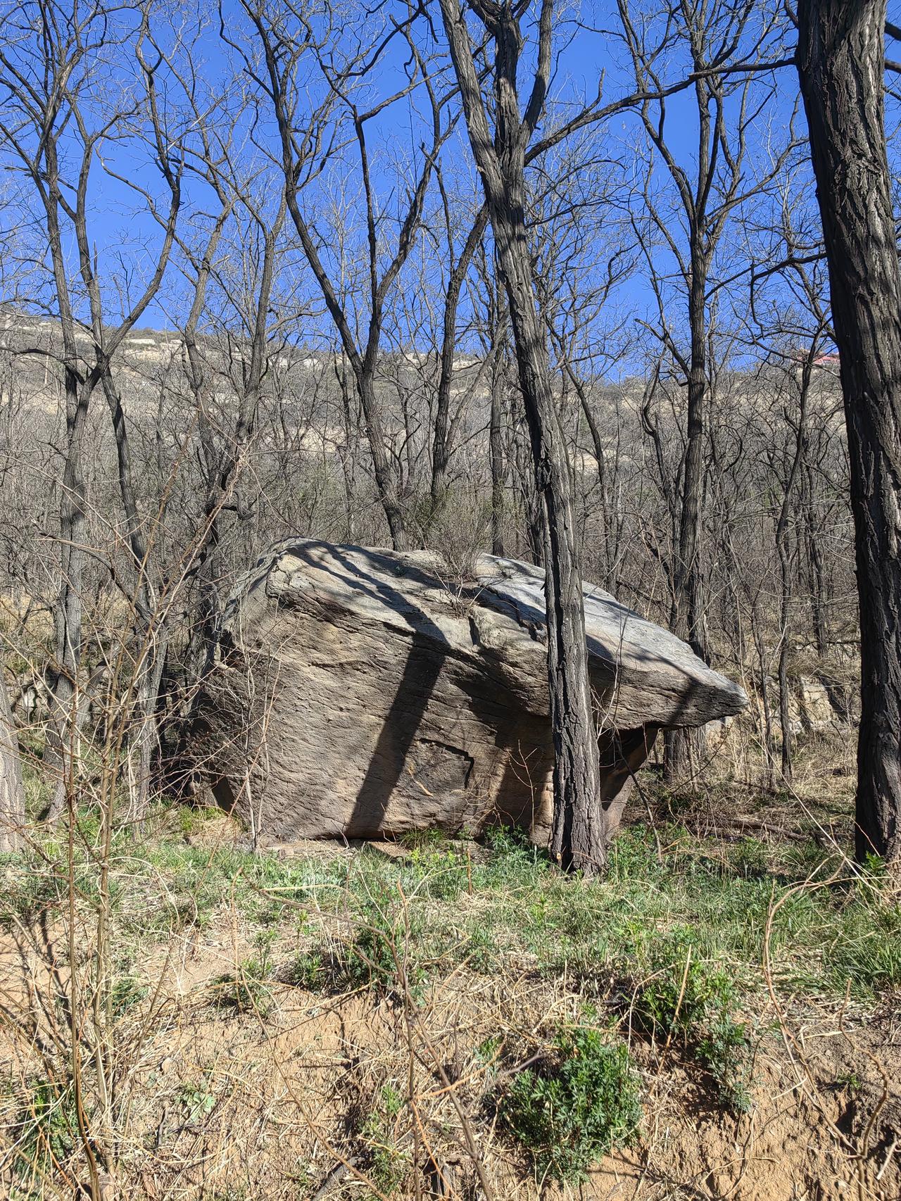 咋看这块巨石这么熟呢？是不是当年，压住欧阳克的那块石头？真的很有趣呀。