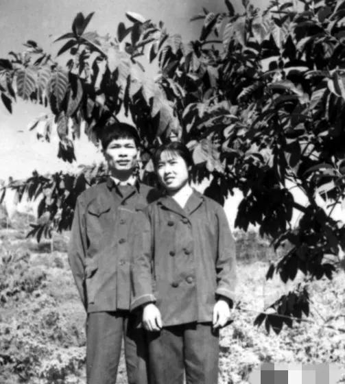 1970年，19岁北京知青摔断手臂，跑到县城买药。可药钱差1角，他恳请营业员帮忙