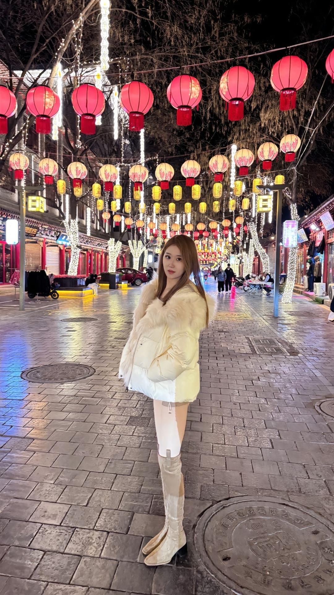 夜幕下的浪漫街景，我与城市的约会！分享一张最近随手拍的照片你喜欢哪一种气质的美人