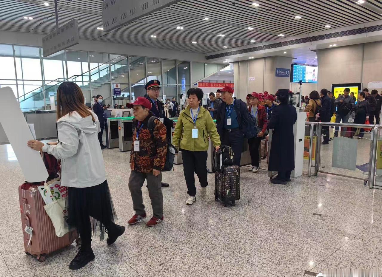 【常州北站暖心护航 全程保障老年旅游团平安出行】4月8日清晨，常州北站迎来四批共