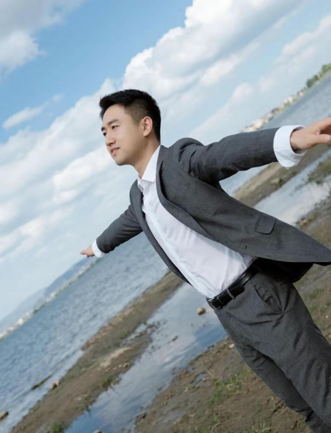 心怀美好，与时光并行，不问花开几许，唯愿岁月无恙，常生喜悦，自在欢愉。