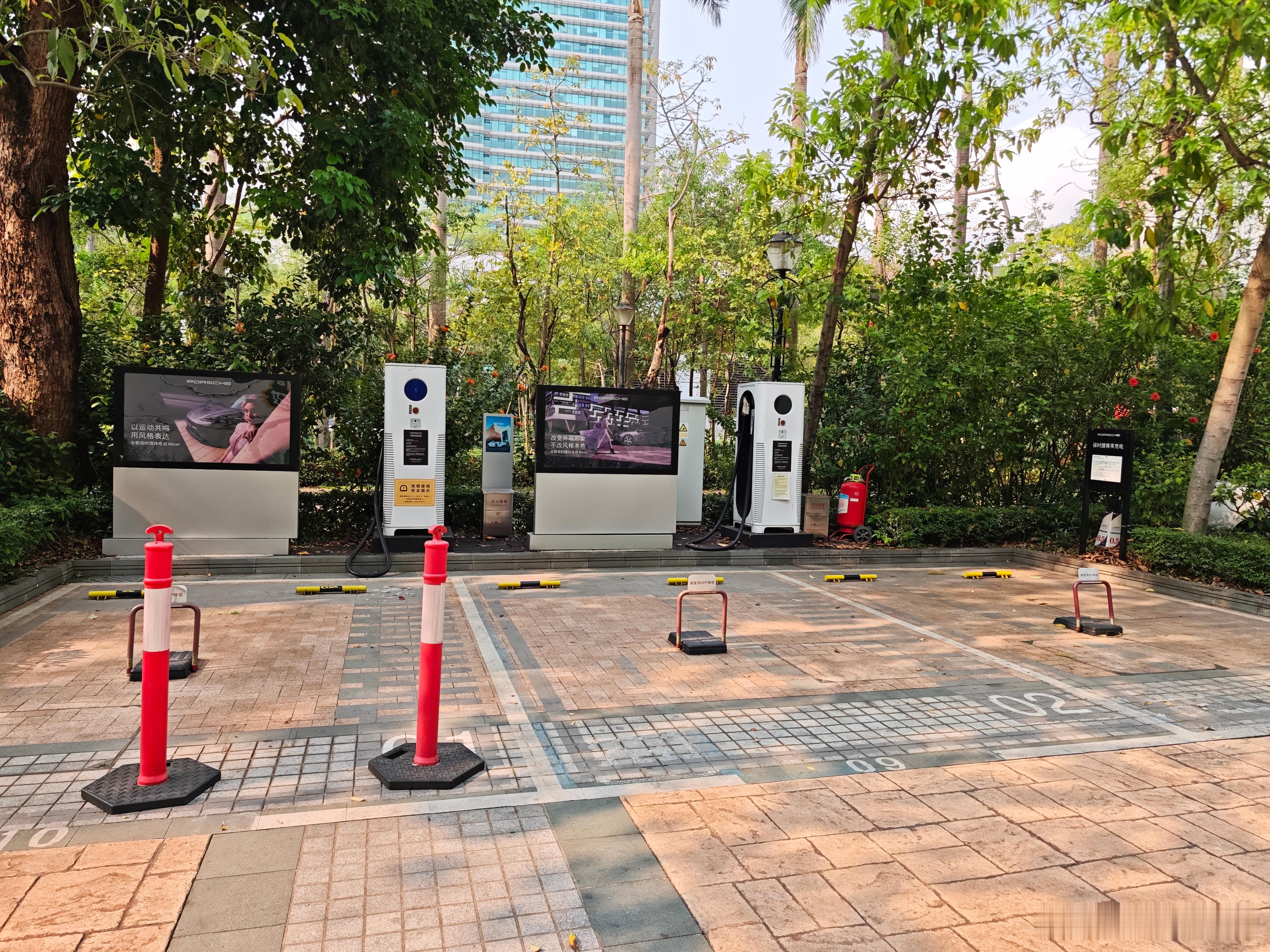 好像还是第一次看到保时捷的充电桩！好奇心爆棚了，想看看多少钱一度电，才发现本人的