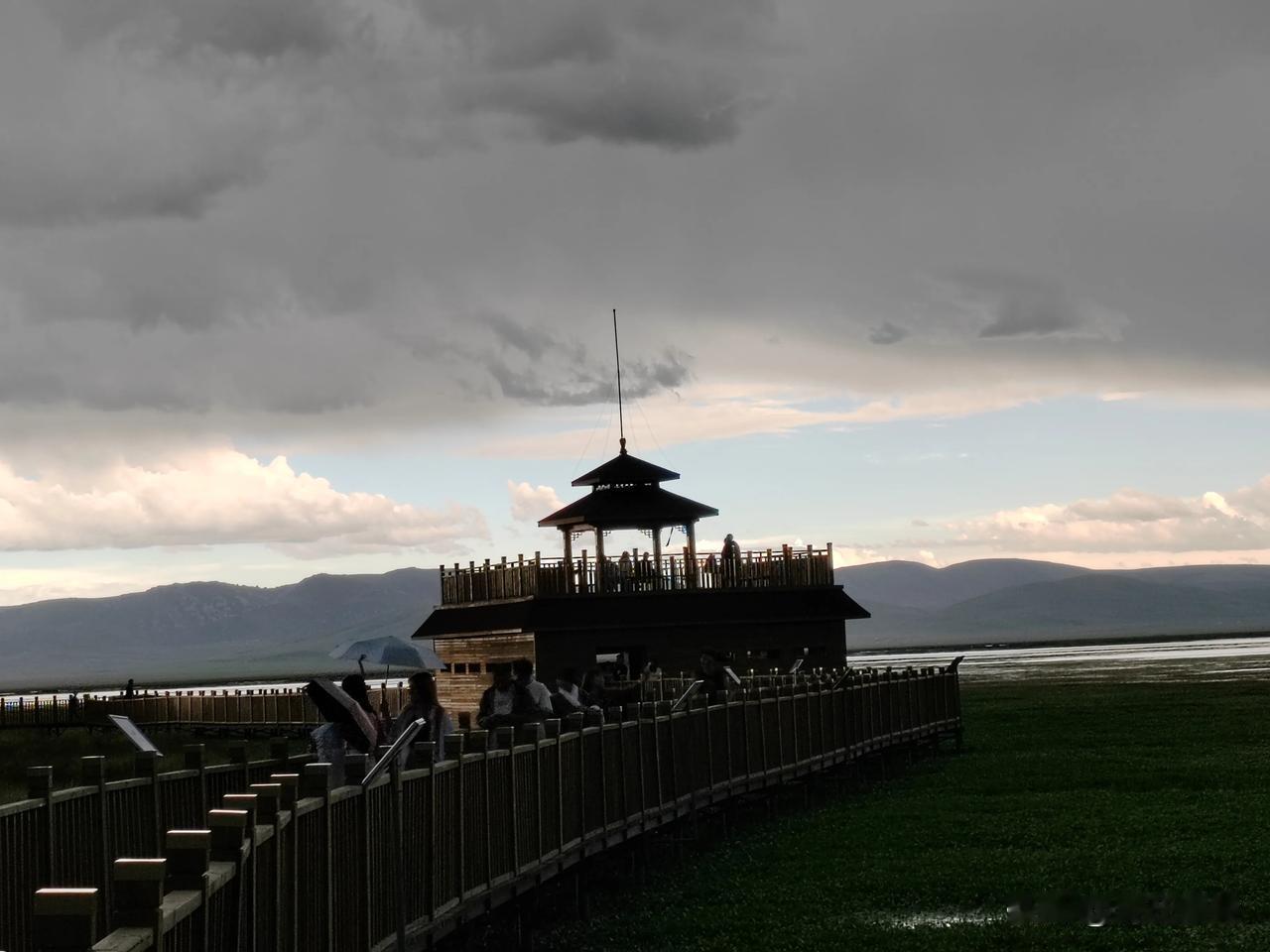 尕海湖，一个我至今难以忘怀的美丽之地。那里天空湛蓝，仿佛与湖面相接，让人分不清哪