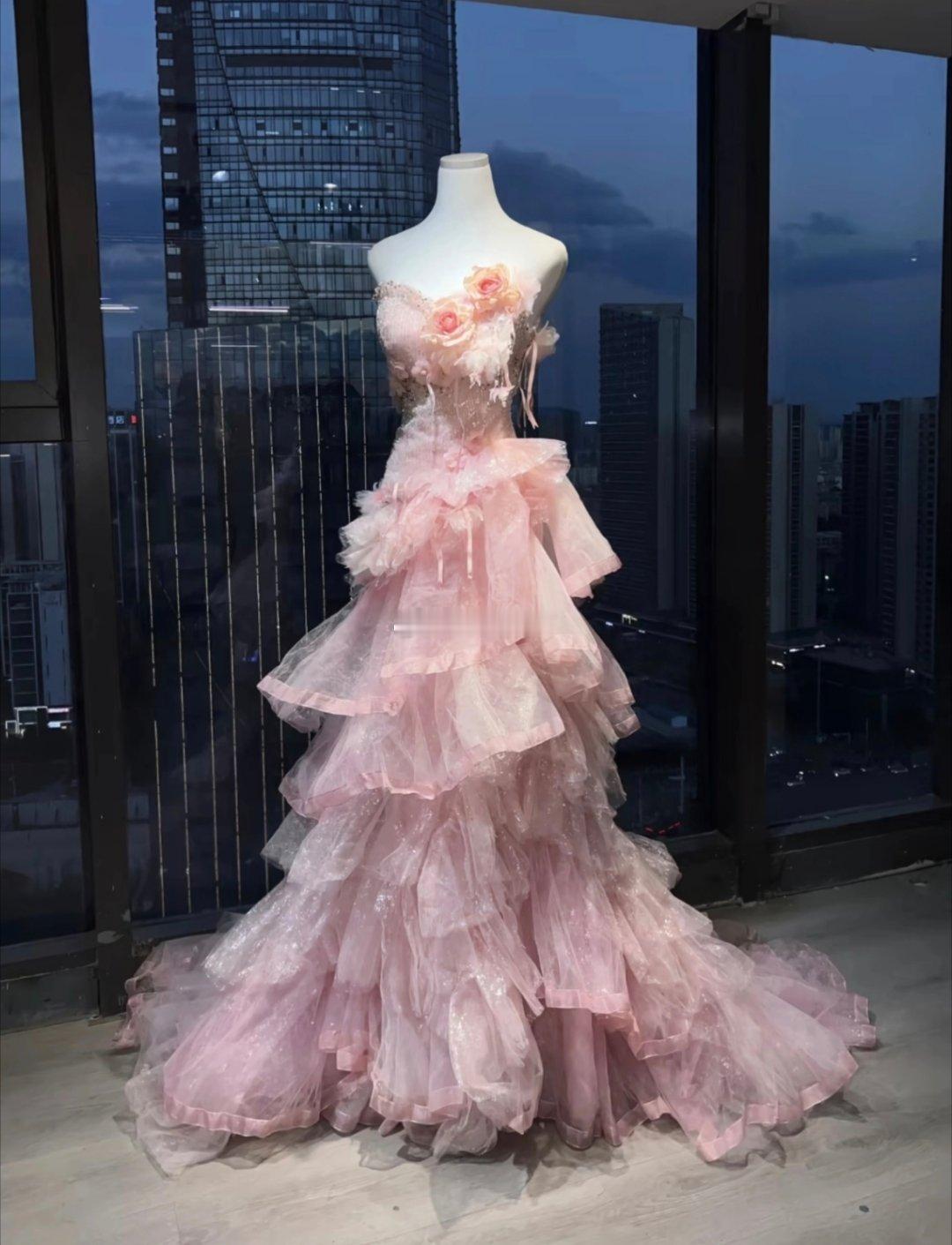 这套礼服，你觉得适合内娱哪个女明星穿？ 