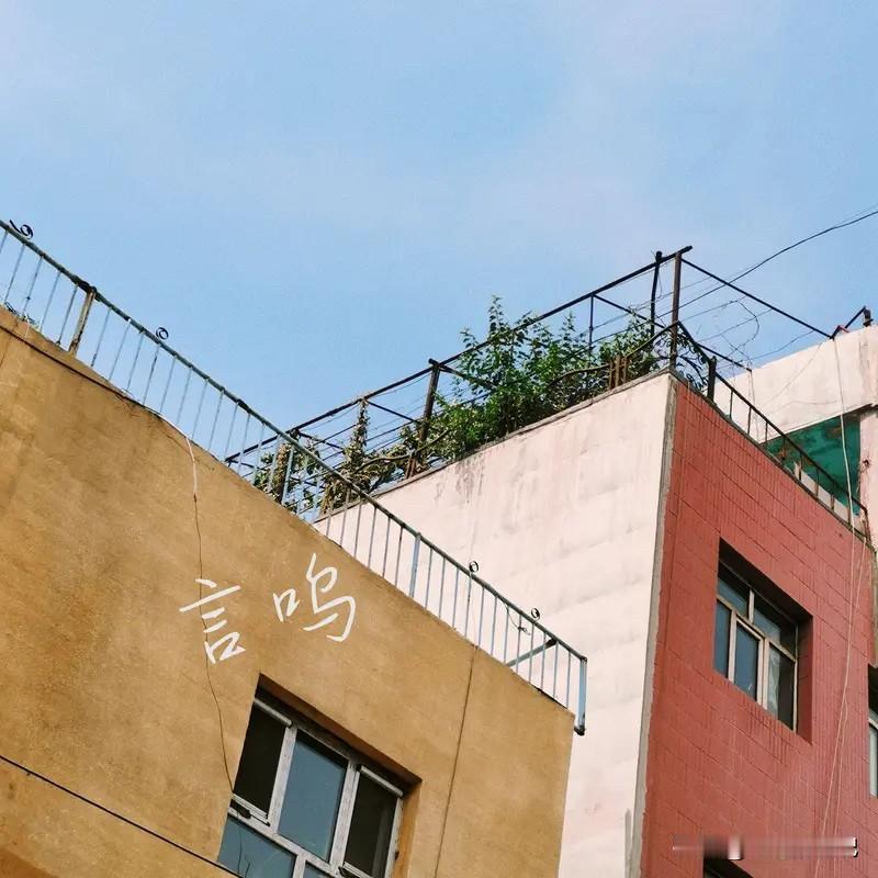 人不应该在乎别人在背后的闲言碎语，谁人背后不说人，谁人背后不被说，无所谓的，不触
