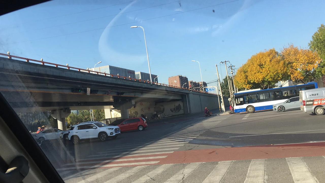 虽然都是中国车，但是在北京我们属于小妈生的，只能等到九点以后才能进顺义城区，要不