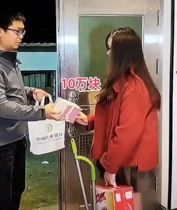 深夜的家门口，气氛压抑得让人喘不过气，男人提着印着银行标识的袋子站在门外，沉默地