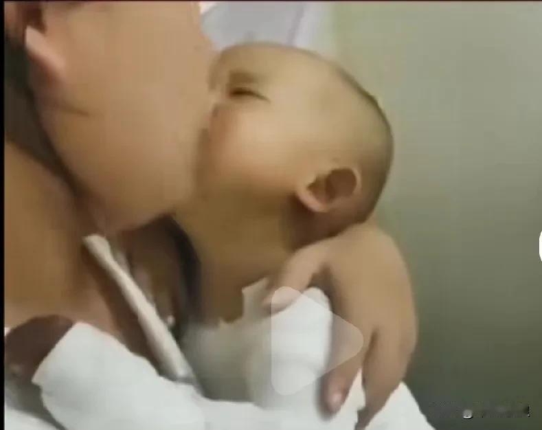 奶奶背着一岁的孙子，滑下烧开水煮饭的锅里，疼痛得他眼泪都快哭干了。妈妈抱着他每哭