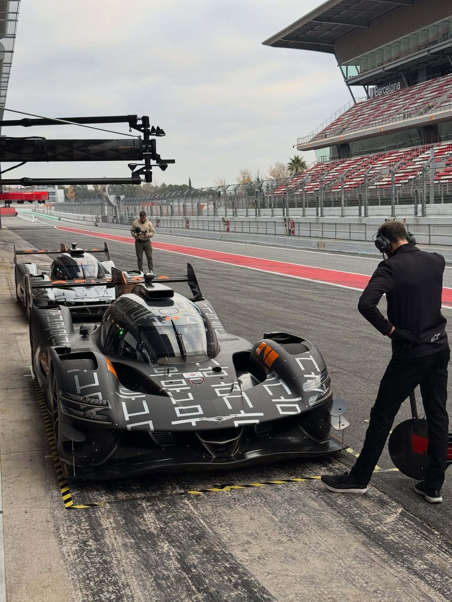 不得不说捷尼赛思GMR-001这身韩文拉花还是相当特别的，在巴塞罗那测试时两台赛