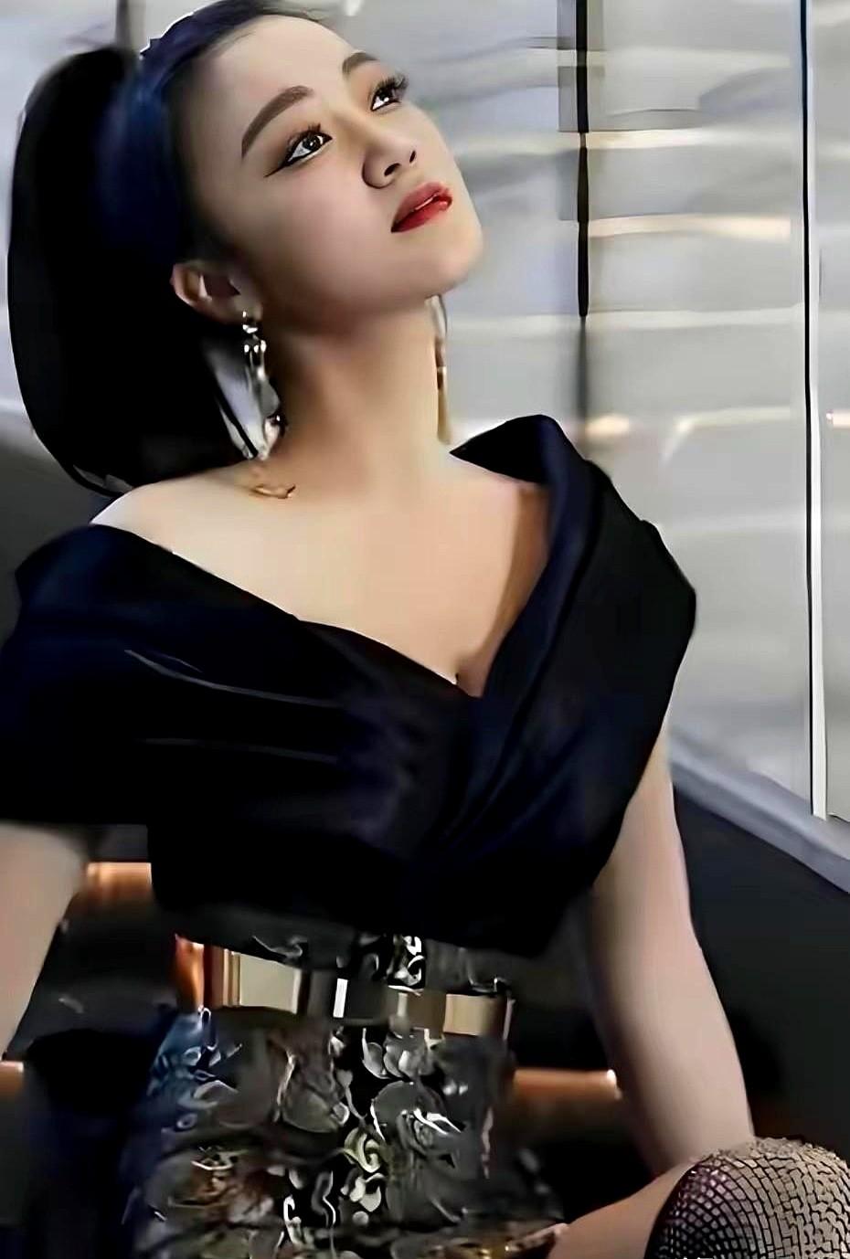 她离婚后，有很多人想娶她为妻，但是低调的她至今婚姻成谜。
她把双排键当成一辈子的