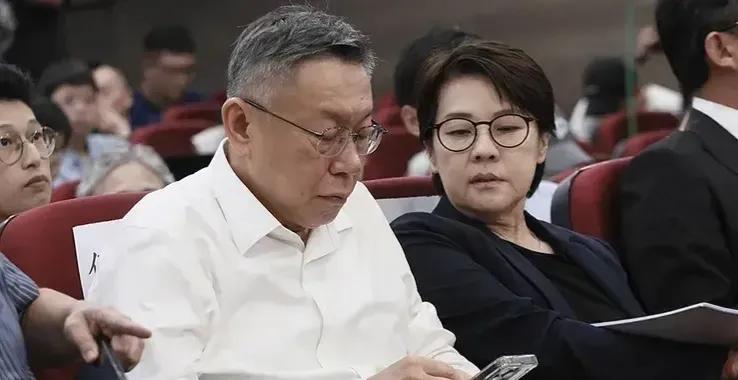 国民党中小平爆出柯文哲手机中包含不雅内容。
京华城案持续发酵，台北市议员钟小平透