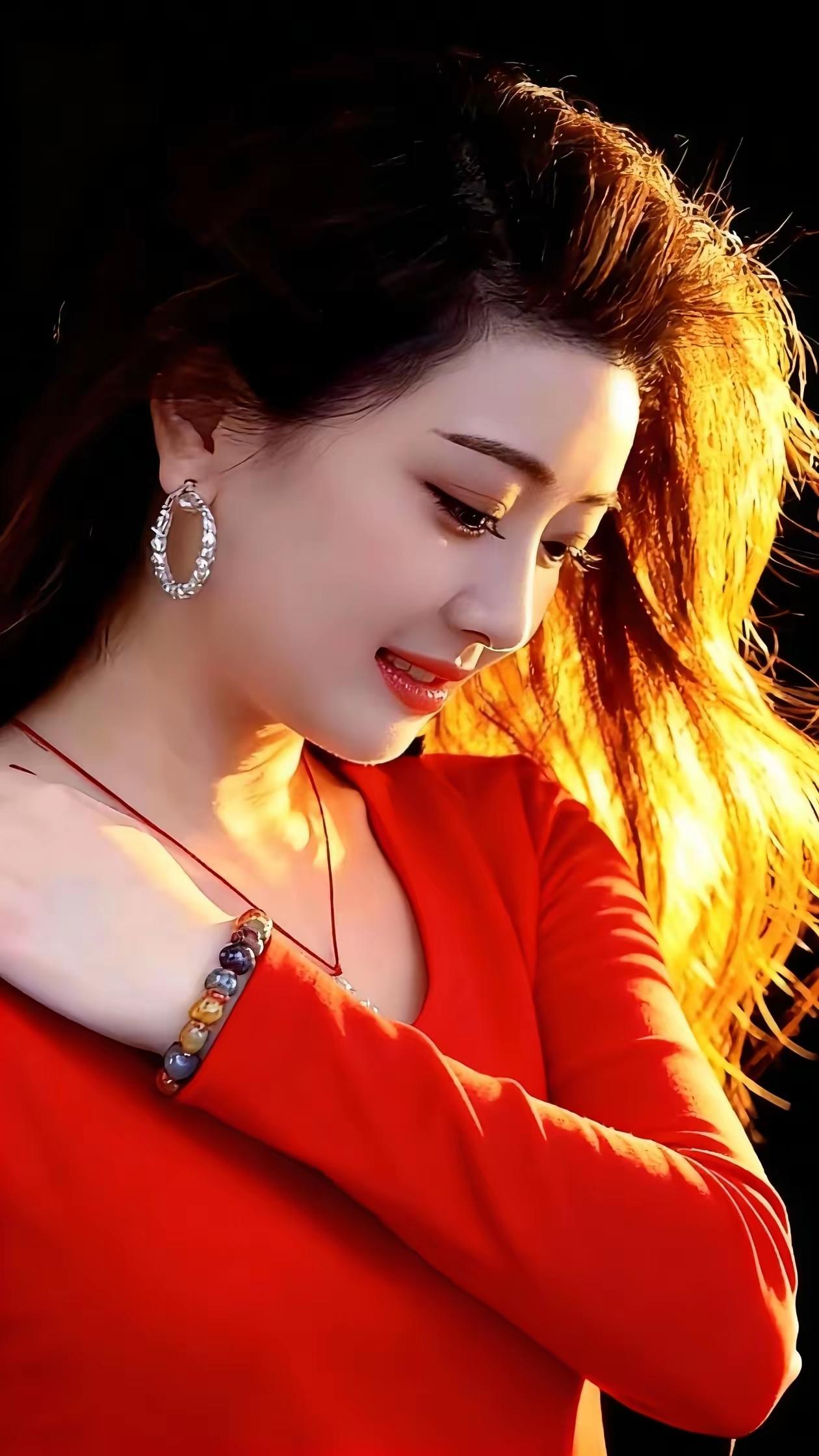 阳光洒在脸上，温暖而明媚，我穿着红色长裙，优雅自信。